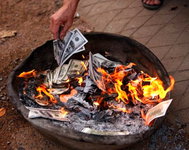 Оппозиция сожгла 5 000 000 рублей за Крымск Оппозиция сожгла 5 000 000 рублей за Крымск